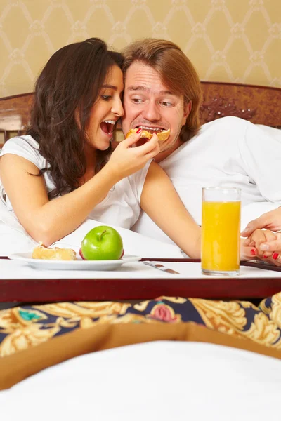 Coppia godendo la prima colazione sul letto — Foto Stock