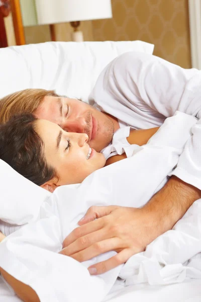 Pár zobrazeno romantika na posteli — Stock fotografie