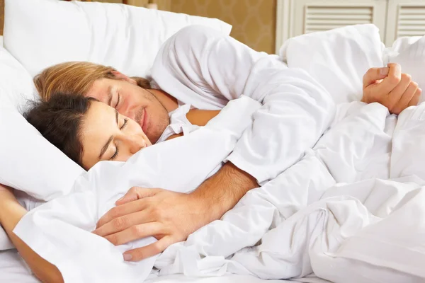 Pár zobrazeno romantika na posteli — Stock fotografie