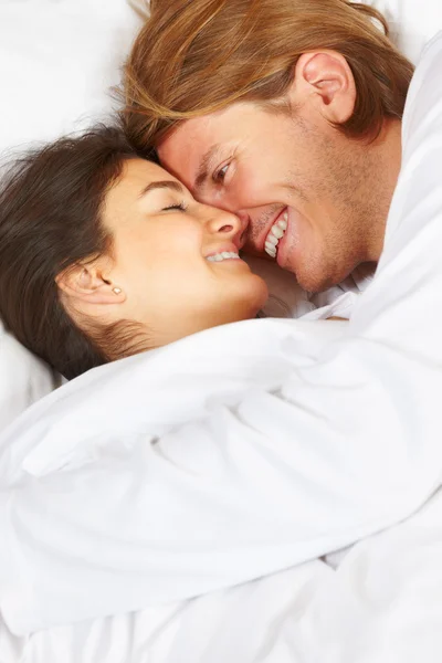 Par visar Romantik på sängen — Stockfoto
