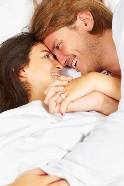 Paar weergegeven: romantiek op bed — Stockfoto