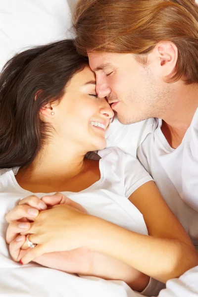 Paar zeigt Romantik im Bett — Stockfoto