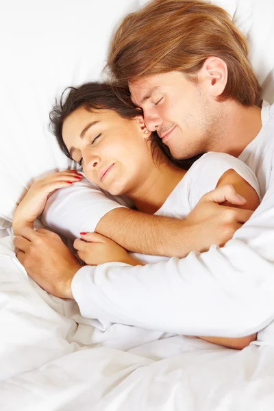 Par visar Romantik på sängen — Stockfoto