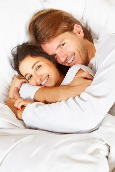Paar zeigt Romantik im Bett — Stockfoto