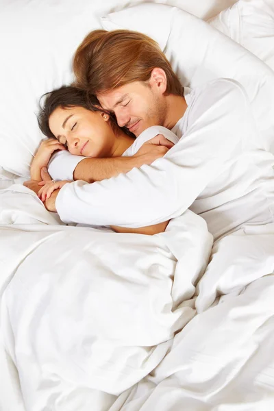 ベッドの上のカップル表示ロマンス — ストック写真