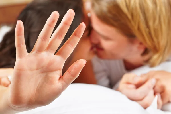Κυρία αισθάνονται την embarased όταν φιλί — Φωτογραφία Αρχείου