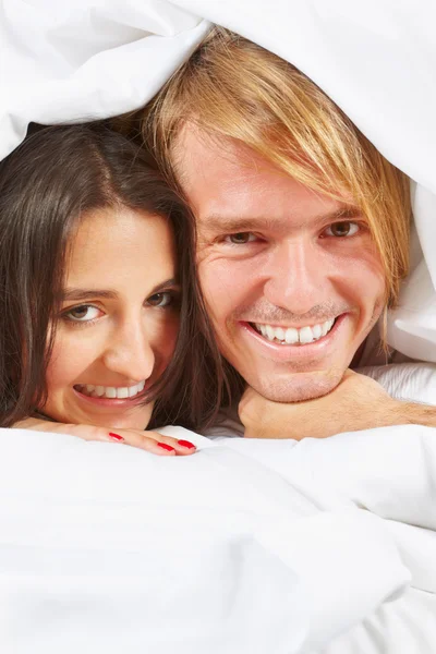 Par utgör på sängen — Stockfoto