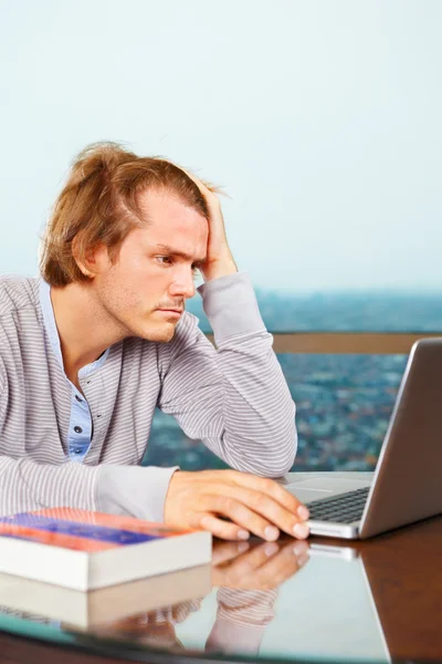 Depresssed άνθρωπος μπροστά από το φορητό υπολογιστή — Φωτογραφία Αρχείου