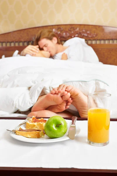 Intimes Paar und Frühstück — Stockfoto