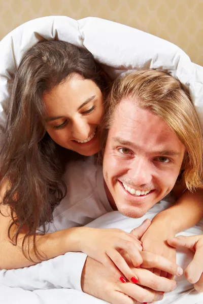 Paar posiert auf Bett — Stockfoto