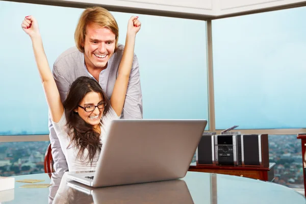 Lyckliga paret framför laptop — Stockfoto