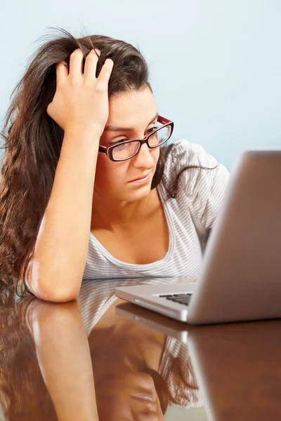 Depressed lady in front of laptop — Stock Photo, Image