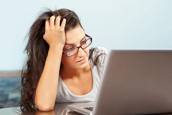 Deprimida dama delante de la computadora portátil — Foto de Stock
