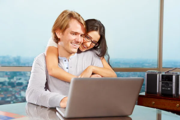 Couple heureux en face de l'ordinateur portable — Photo