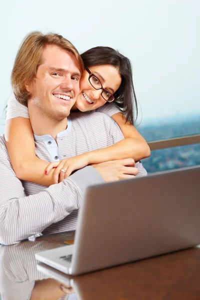 Gelukkige paar voor laptop — Stockfoto