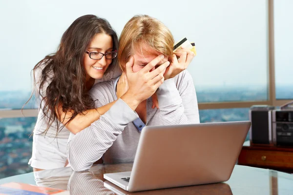 Lady trying to cheer up her spouse — Stock Photo, Image