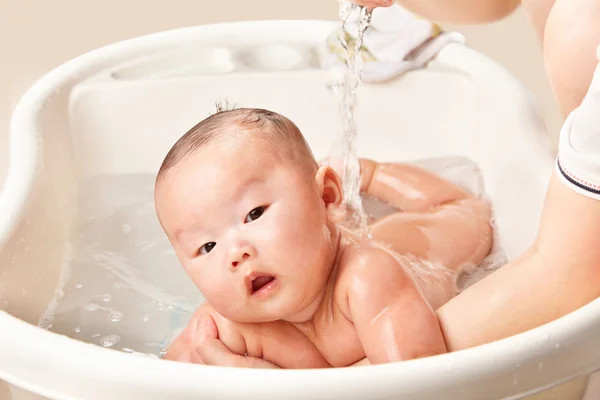 Bebé siendo bañado —  Fotos de Stock