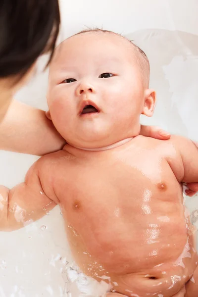 Baby wird gebadet — Stockfoto