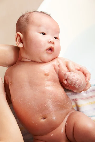 浴びている赤ちゃん — ストック写真