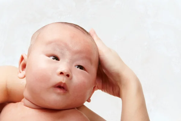 Bebê sendo xampado — Fotografia de Stock