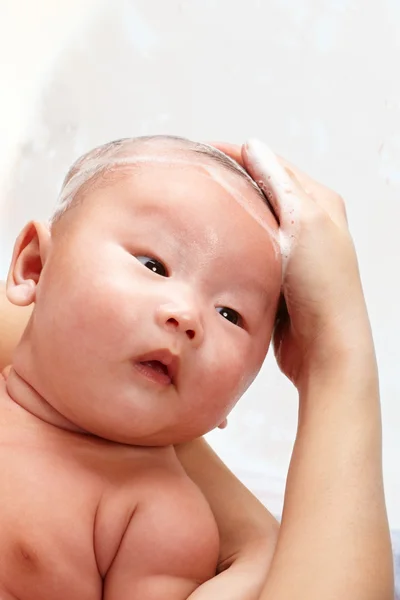 Bebé siendo champú —  Fotos de Stock