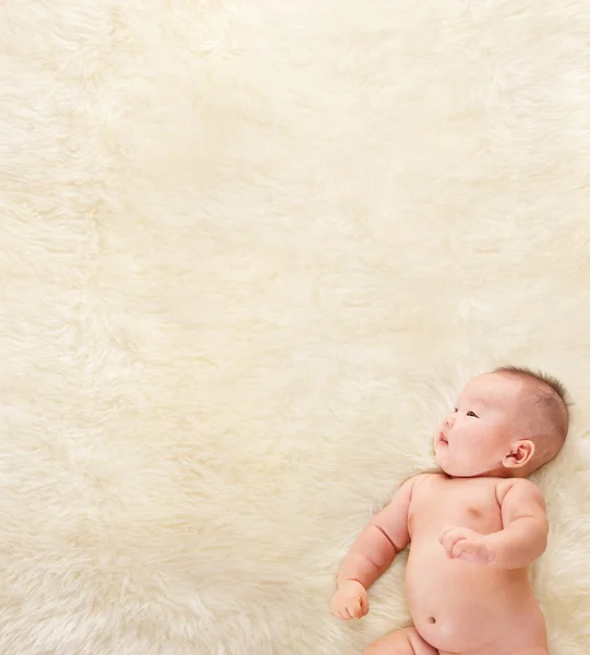 모피 침대에 중국 아기 — 스톡 사진