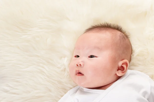 Chinese baby op zoek weg naar lege ruimte — Stockfoto