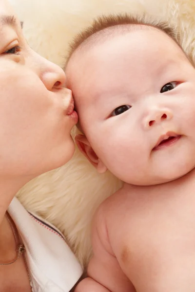 Mom kissing her baby — Stock Photo, Image