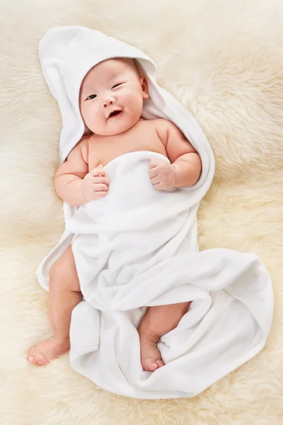 Çinli bir bebek beyaz battaniye ile örtülü — Stok fotoğraf