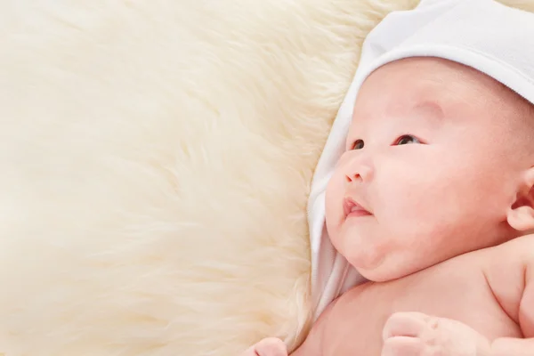 離れて見て中国語赤ちゃん男の子 — ストック写真