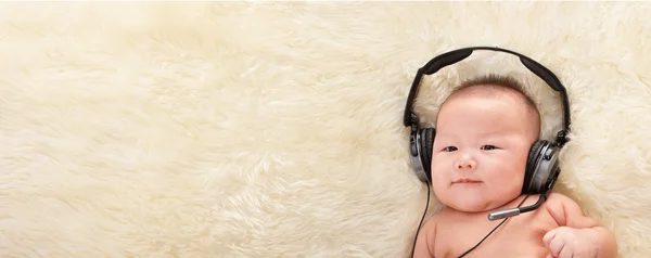 赤ちゃんの音楽を聴く — ストック写真