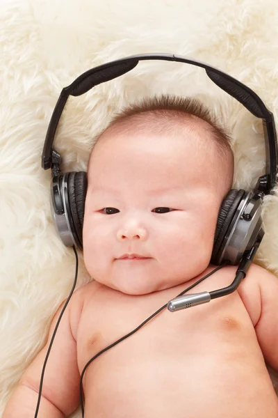 赤ちゃんの音楽を聴く — ストック写真