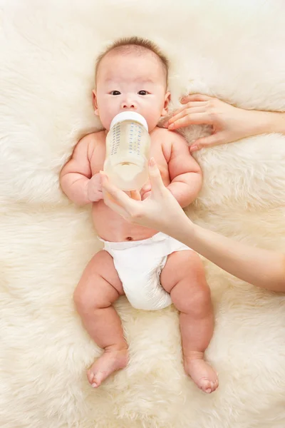 Baby's feeding — Stock Photo, Image