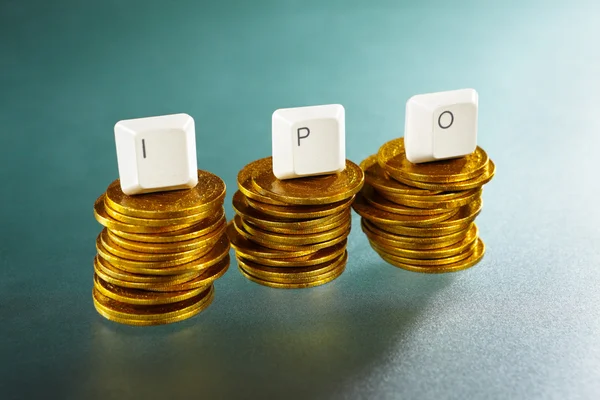 Carta IPO na pilha de moedas de ouro — Fotografia de Stock