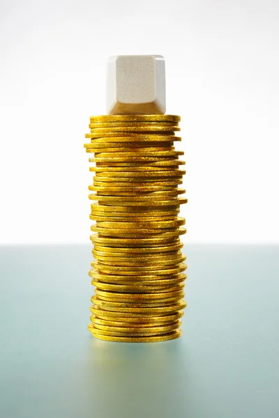 Bloque en blanco único sobre monedas de oro — Foto de Stock