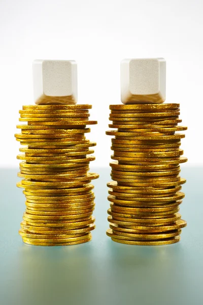 Два пустых блока над золотыми монетами — стоковое фото