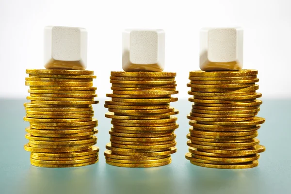 Drie lege blok over gouden munten — Stockfoto