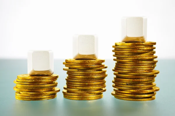 Três blocos em branco sobre moedas de ouro — Fotografia de Stock
