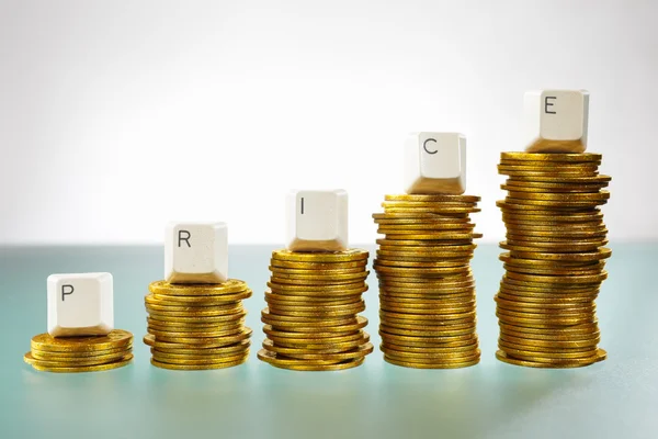 Palavra de preço no gráfico como pilhas de moedas — Fotografia de Stock