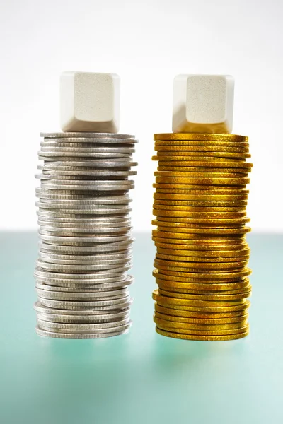 Duas pilhas de moedas de prata e ouro — Fotografia de Stock