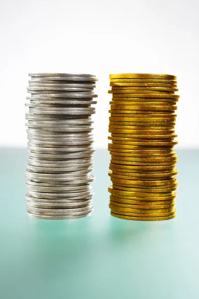 Twee stapel van zilveren en gouden munten — Stockfoto