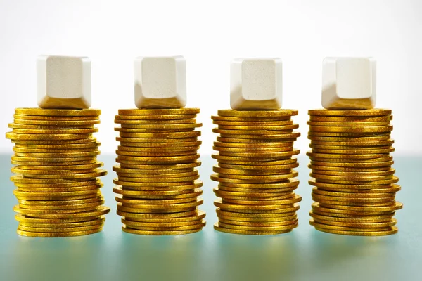 Vier lege blok over gouden munten — Stockfoto