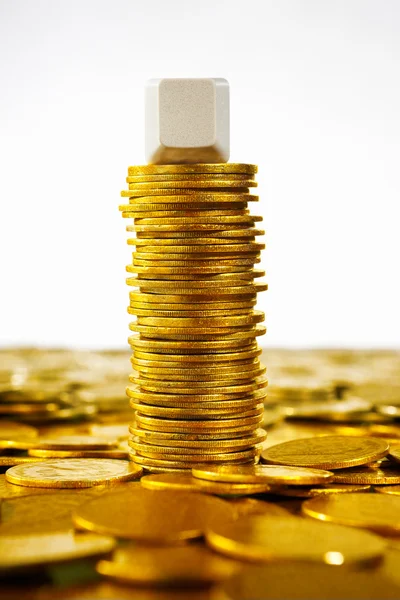 Één leeg blok over gouden munten — Stockfoto