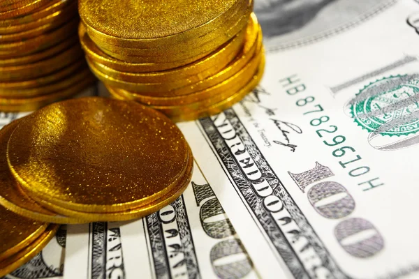 Pengar och guld mynt — Stockfoto