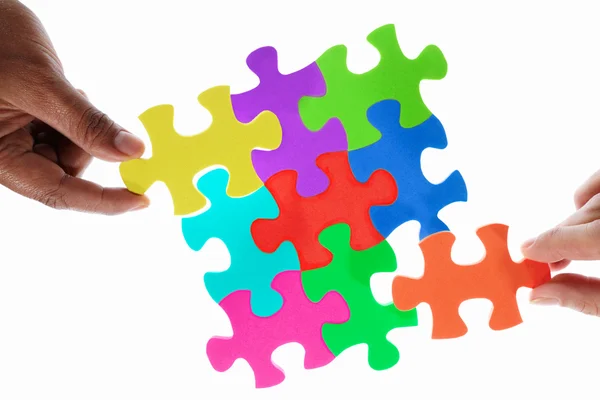Rozwiązywanie kolorowe puzzle — Zdjęcie stockowe