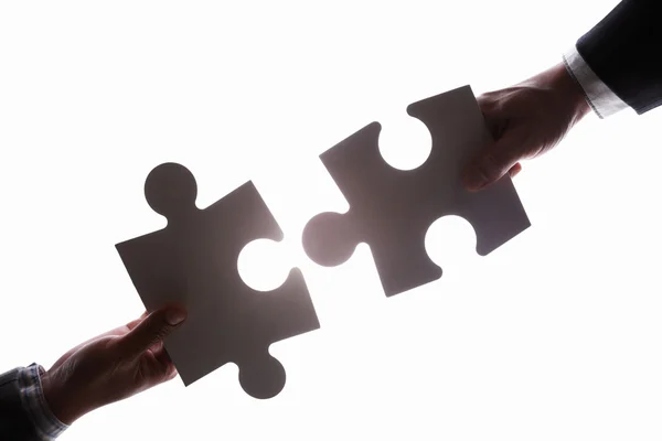 Business connectant deux pièces de puzzle à mâchoires — Photo