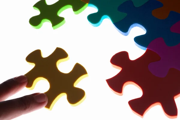 Risolvere puzzle colorato — Foto Stock