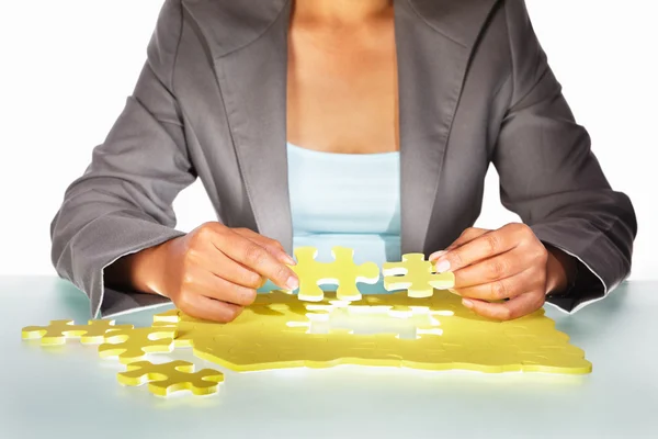 Femme d'affaires essayant de résoudre le puzzle — Photo