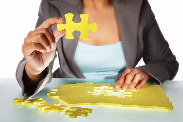 Empresária tentando resolver o quebra-cabeça — Fotografia de Stock