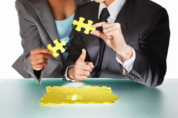Discusing to finish the puzzle — Stock Photo, Image